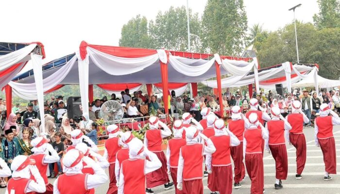 Bupati Batang Hari Saksikan Pawai Pembangunan HUT ke-81 Kemerdekaan RI