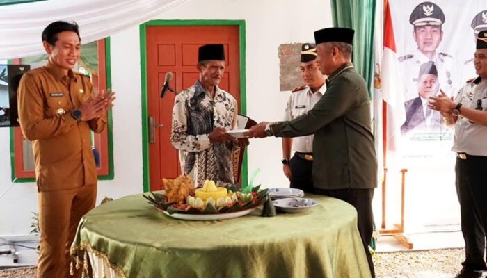 Bupati Fadhil Arief Serahkan Rumah Layak Huni BAZNAS di Simpang Terusan