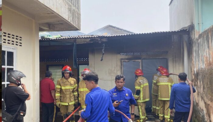 Babinsa Sigap Bantu Padamkan Kebakaran Bedeng di Silaberanti dan Pulokerto Gandus