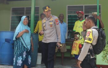 Hadir langsung di Tengah Warga, Kapolres Fakfak Salurkan Air Bersih ke RT 2 Kampung Tanama