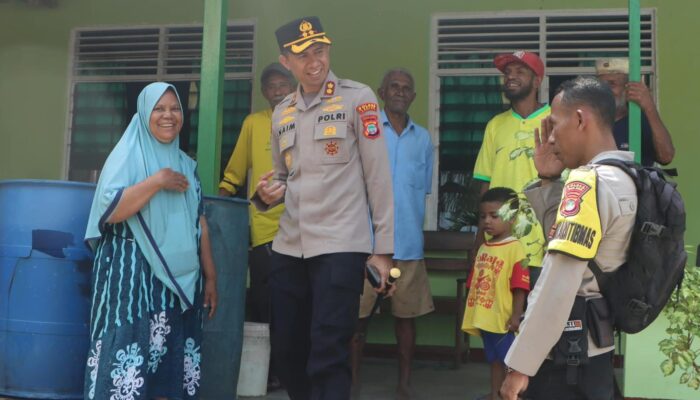 Hadir langsung di Tengah Warga, Kapolres Fakfak Salurkan Air Bersih ke RT 2 Kampung Tanama