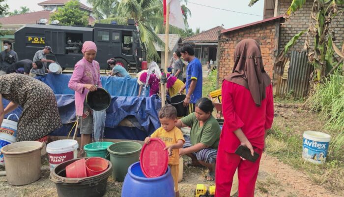Brimob Jambi Salurkan Air Bersih untuk Warga Terdampak Kekeringan di Muaro Jambi
