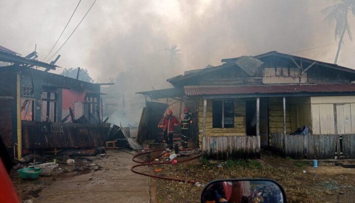 19 Rumah Terbakar di Cempaka Putih Jambi, Damkar Kerahkan 60 Personel