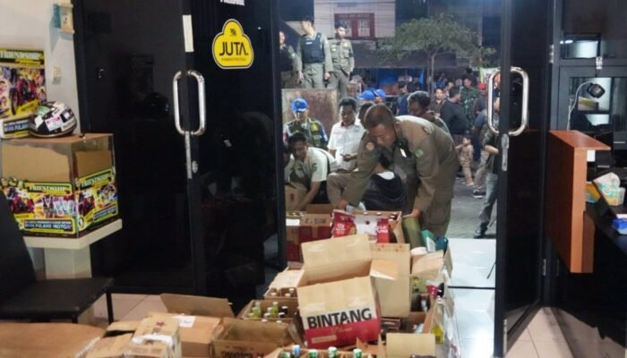 Razia Miras Serentak, Bupati Sidoarjo Sita 1.696 Botol: Gudang Berkedok Toko Vape Terbongkar