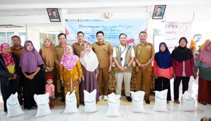 Bupati Subandi Pastikan Beras Layak dan Tepat Sasaran saat Salurkan Bantuan Pangan  di Sedati