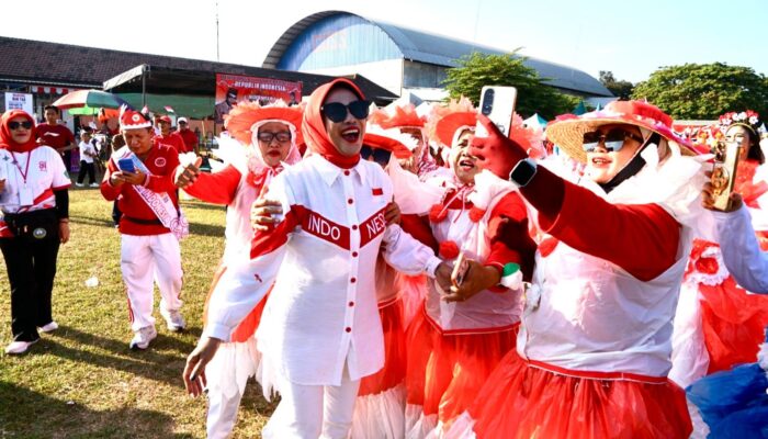 Semarak HUT ke-81 RI di Sidoarjo, Mimik Idayana Sambangi 5 Titik Jalan Sehat dan Karnaval Warga
