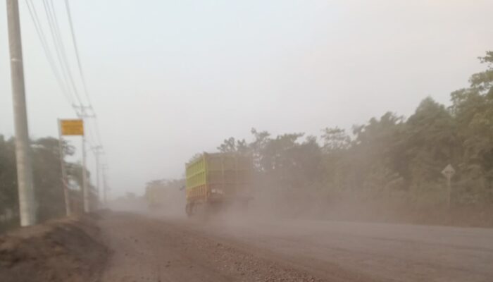 Debu Tebal & Kecepatan Tinggi Truk Batubara di Jalan SLR Disorot, Warga Desa Pandan Ancam Tempuh Jalur Hukum
