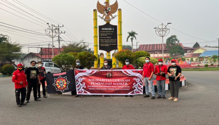 Lawan Kabut Asap, TBBR Kapuas Hulu Turun Kejalan Bagikan Masker untuk Masyarakat Putussibau