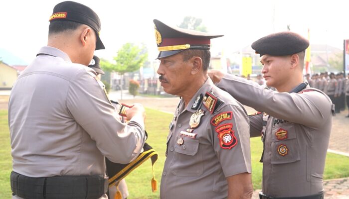 33 Tahun Mengabdi, Air Mata Haru Iringi Kenaikan Pangkat Pengabdian Kompol Rajiman di Polres Kapuas Hulu