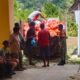 Siap Mengabdi, Babinsa Dampingi Penyaluran Sembako Dinsos untuk Warga Distrik Kayauni