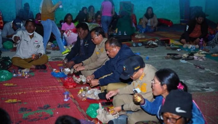Bupati Karo Makan Bersama Pengungsi Sinabung, Kebutuhan Dasar Dipastikan Terpenuhi