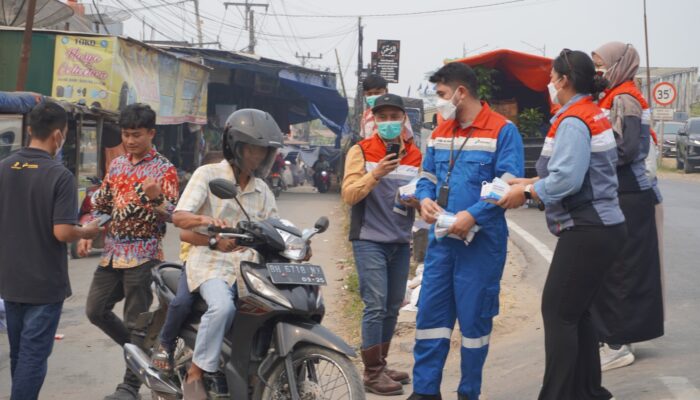 Respons Cepat Dampak Karhutla, PHE Jambi Merang Bagikan Masker ke Warga Sekitar