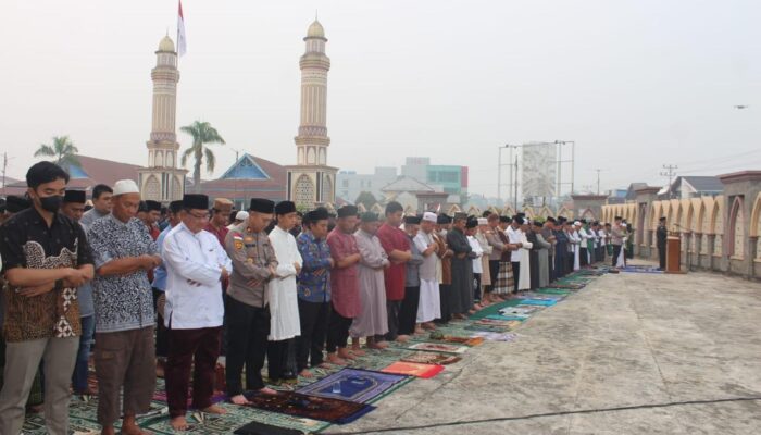 Langit Putussibau Menahan Tangis, Ribuan Warga Kapuas Hulu Bersujud, Mohon Hujan Turun di Tengah Kepungan Kabut Asap