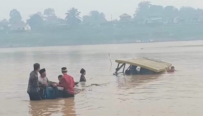 Motor Tambang Angkut 30 Penumpang Karam di Sungai Kapuas 