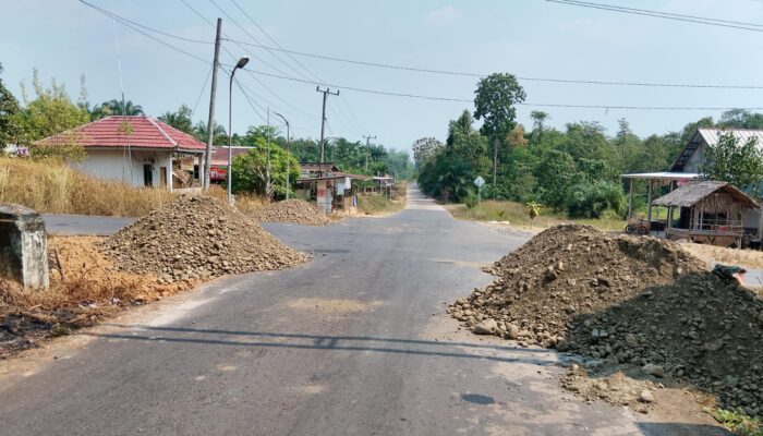 Material Batu Menumpuk di Simpang Sukamaju-Sungai Ibul, Pengguna Jalan Keluhkan Minimnya Informasi Proyek
