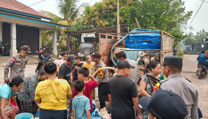Jaga Keharmonisan di Perbatasan, Polri Salurkan 10.000 Liter Air Lewat Cooling System di Kecamatan Badau Kapuas Hulu