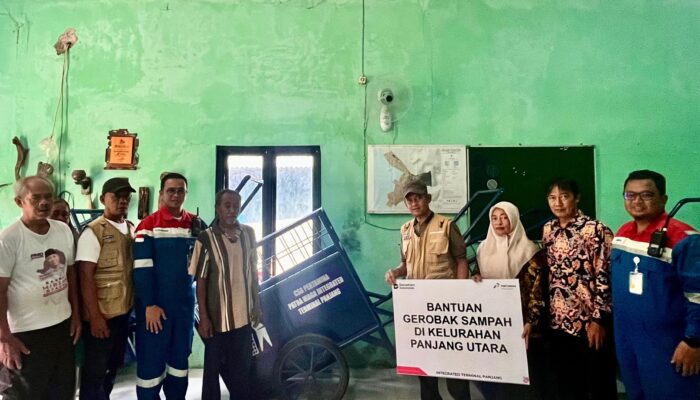 Pertamina Patra Niaga Regional Sumbagsel Serahkan Bantuan Gerobak Sampah melalui Program SIGAP