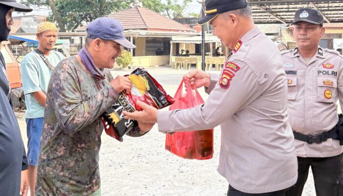 Jumat Berkah Polsek Bayung Lencir, Driver Bentor Dapat Sembako dan Pesan Kedekatan Polisi