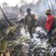 Babinsa Bersama Tim Gabungan Gerak Cepat Padamkan Kebakaran Lahan di Pulokerto