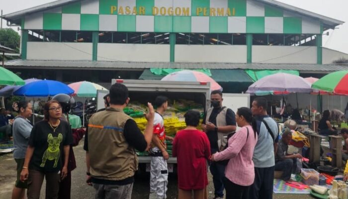 Jawab Tantangan Geografis, BULOG Putussibau Gelar Operasi Pasar SPHP dan Minyakita di Pasar Dogom Permai