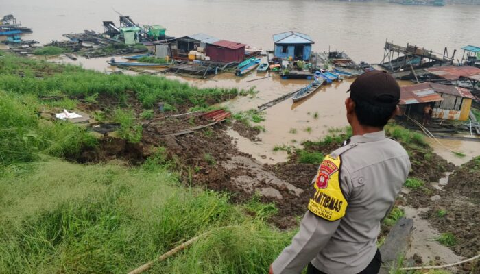 Hujan Deras Picu Longsor di Suhaid Kapuas Hulu, Polisi: Warga Waspada Longsor Susulan