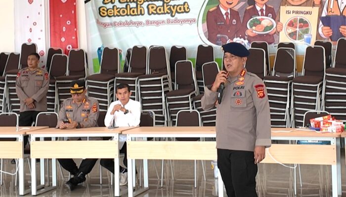 Di Tengah Kabut Asap Karhutla, Brimob Polda Jambi Perhatikan Kesehatan dan Semangat Belajar Pelajar Sekolah Rakyat