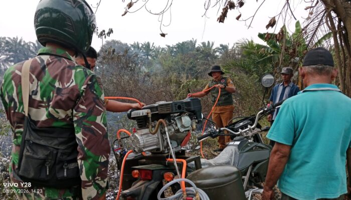 Babinsa Pulokerto Gerak Cepat Padamkan Kebakaran Lahan dengan Motor Trail Modifikasi