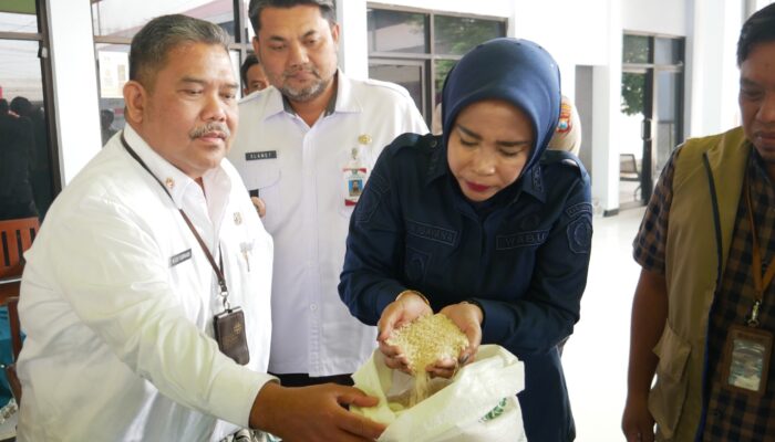 Wabup Sidoarjo Salurkan Bantuan Beras di Tiga Desa