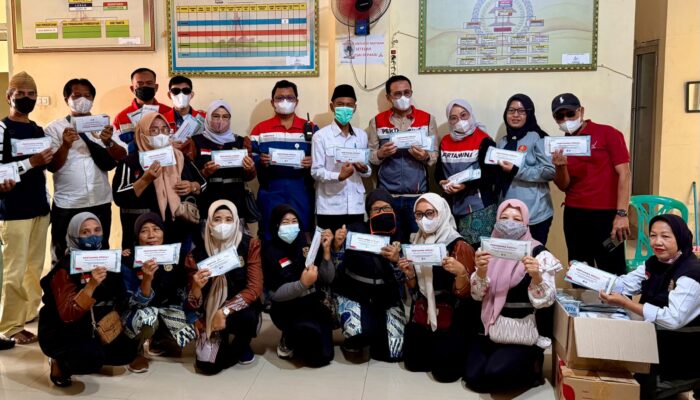 Pertamina Patra Niaga Regional Sumbagsel Hadir di Tengah Abu Vulkanik Anak Krakatau, Bagikan Masker untuk Warga Panjang Utara