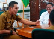 Bupati Batang Hari Terima Audiensi BPKP, Bahas Penguatan Pengawasan Keuangan Daerah  MATTANEWS.CO, BATANG HARI – Bupati Batang Hari Mhd. Fadhil Arief bersama jajaran Pemerintah Kabupaten Batang Hari menerima kunjungan kerja Badan Pengawasan Keuangan dan Pembangunan (BPKP) dalam agenda audiensi yang berlangsung di Ruang Kerja Bupati Batang Hari, Selasa (8/9/2026).  Audiensi tersebut menjadi bagian dari upaya memperkuat koordinasi antara Pemerintah Kabupaten Batang Hari dan BPKP, khususnya dalam mewujudkan tata kelola pemerintahan yang bersih dan meningkatkan efektivitas pengawasan terhadap pengelolaan keuangan daerah.  Dalam pertemuan itu, Bupati Mhd. Fadhil Arief menyampaikan bahwa Pemerintah Kabupaten Batang Hari berkomitmen untuk terus membangun sinergi dengan BPKP. Hal tersebut dilakukan agar pelaksanaan program pembangunan serta penggunaan anggaran daerah dapat berjalan secara transparan, akuntabel, dan sesuai dengan sasaran yang telah ditetapkan.  Menurutnya, pengawasan yang baik menjadi salah satu bagian penting dalam memastikan setiap program pemerintah memberikan manfaat nyata bagi masyarakat serta mendukung terwujudnya pembangunan daerah yang lebih baik.
