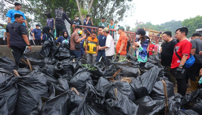 Ratusan Orang Turun ke Sungai Musi, Ratu Dewa Ajak Warga Ubah Kebiasaan Buang Sampah