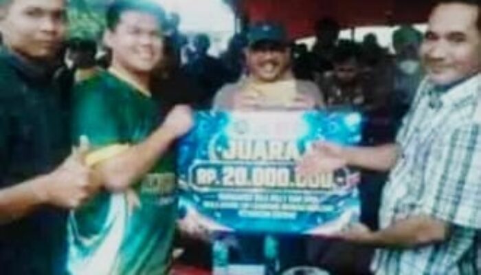 Usai Turnamen Bola Voli Cup I Bandar Mahligai, Anggota DPRK Komisi II Serahkan Piala Pemenang