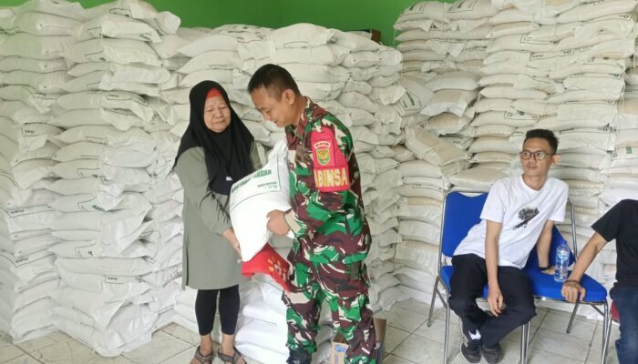 Babinsa 24 Ilir Monitor Penyaluran Beras Bantuan Pangan Pemerintah