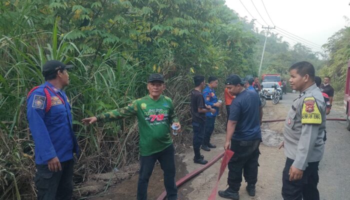 Polsek Sungai Penuh Bersama Damkar Padamkan Karhutla Seluas 0,5 Hektare di Ulu Air