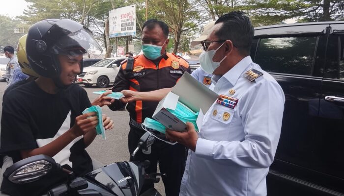 Kabut Asap Bertambah Tebal, Pemkab Tanah Datar Bagikan Masker
