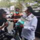 Kabut Asap Bertambah Tebal, Pemkab Tanah Datar Bagikan Masker