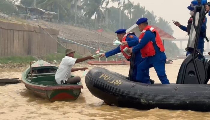 Antisipasi Dampak Kabut Asap di Jambi, Ditpolairud Polda Jambi Bagikan Masker dan Sembako di Kelurahan Arab Melayu