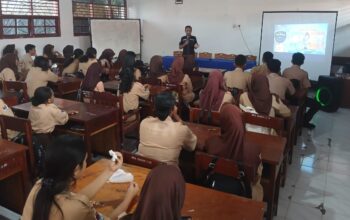 Polres Fakfak Sosialisasikan Super App Polri kepada Siswa SMAN 1 Fakfak   