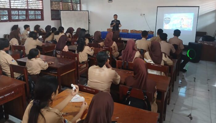 Polres Fakfak Sosialisasikan Super App Polri kepada Siswa SMAN 1 Fakfak   