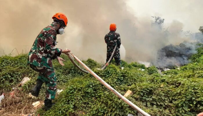 Lahan Kosong di Bukit Baru Trbakar, Damkar Kodim dan PBK Gandus Berjibaku Padamkan Api