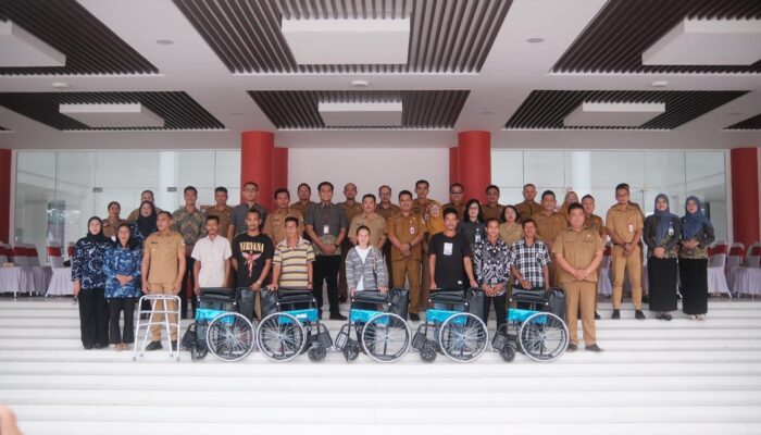 BPJS Kesehatan Serahkan 25 Alat Bantu Mobilitas di Kabupaten Kapuas Hulu