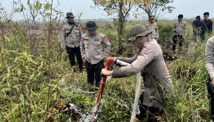 Gunakan Cairan X-FIRE, Brimob Polda Jambi Tangani Karhutla di Taman Nasional Berbak