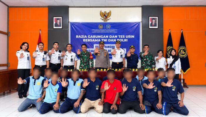 Tak Pandang Bulu, Petugas dan WBP Rutan Putussibau Sama – Sama Jalani Tes Urine