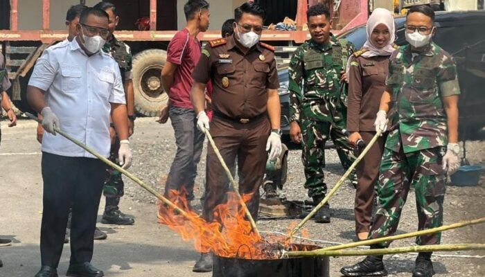 Kejari OKI Musnahkan Barang Bukti 412 Perkara, Sabu hingga Senjata Api