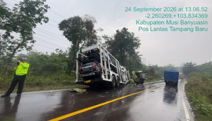 Kecelakaan Truk Trailer Angkut Mobil vs Dump Truk di Jalintim Muba, Jalur Palembang-Jambi Buka-Tutup