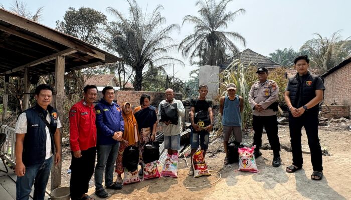 Polda Sumsel dan Polres Muba Salurkan Bantuan melalui Polsek Bayung Lencir untuk Warga Terdampak Kebakaran