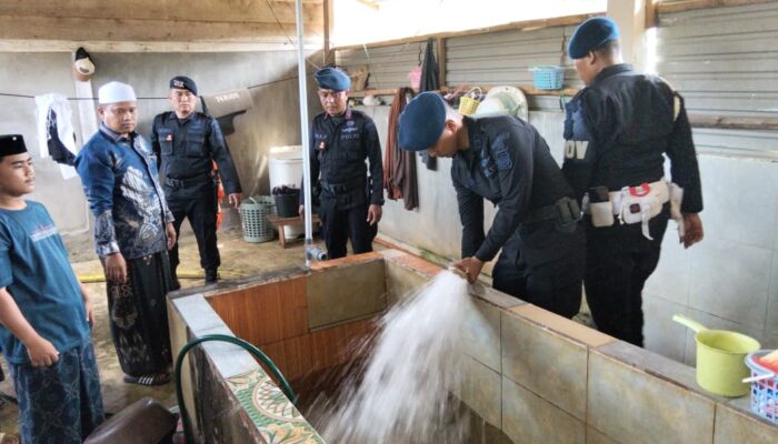 Brimob Jambi Salurkan Bantuan Air Bersih ke Pesantren di Simpang Limbur Merangin
