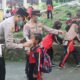 Kabut Asap Karhutla Selimuti Fakfak, Kapolres Turun Langsung Bagikan Masker ke Pelajar dan Warga