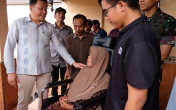 Bupati Subandi Bantu Tiga Warga Wonoayu, Kursi Roda Buka Harapan Kembali Beraktivitas