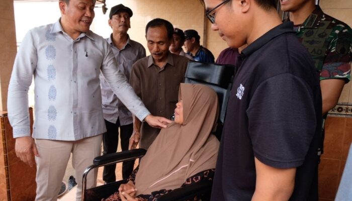 Bupati Subandi Bantu Tiga Warga Wonoayu, Kursi Roda Buka Harapan Kembali Beraktivitas